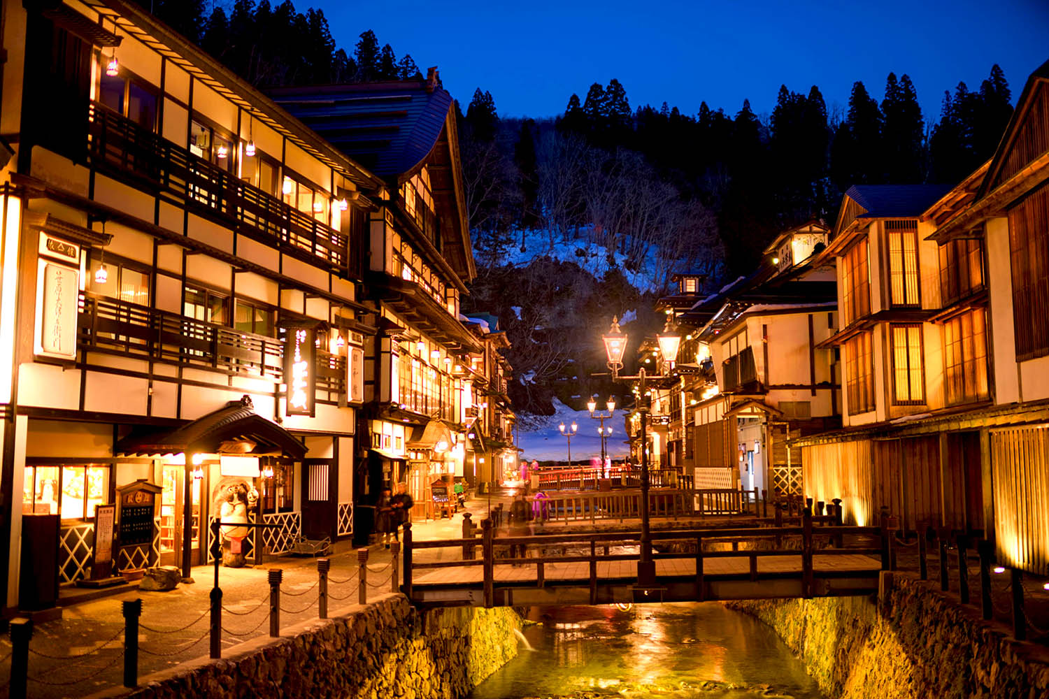 雪の銀山温泉街、夜