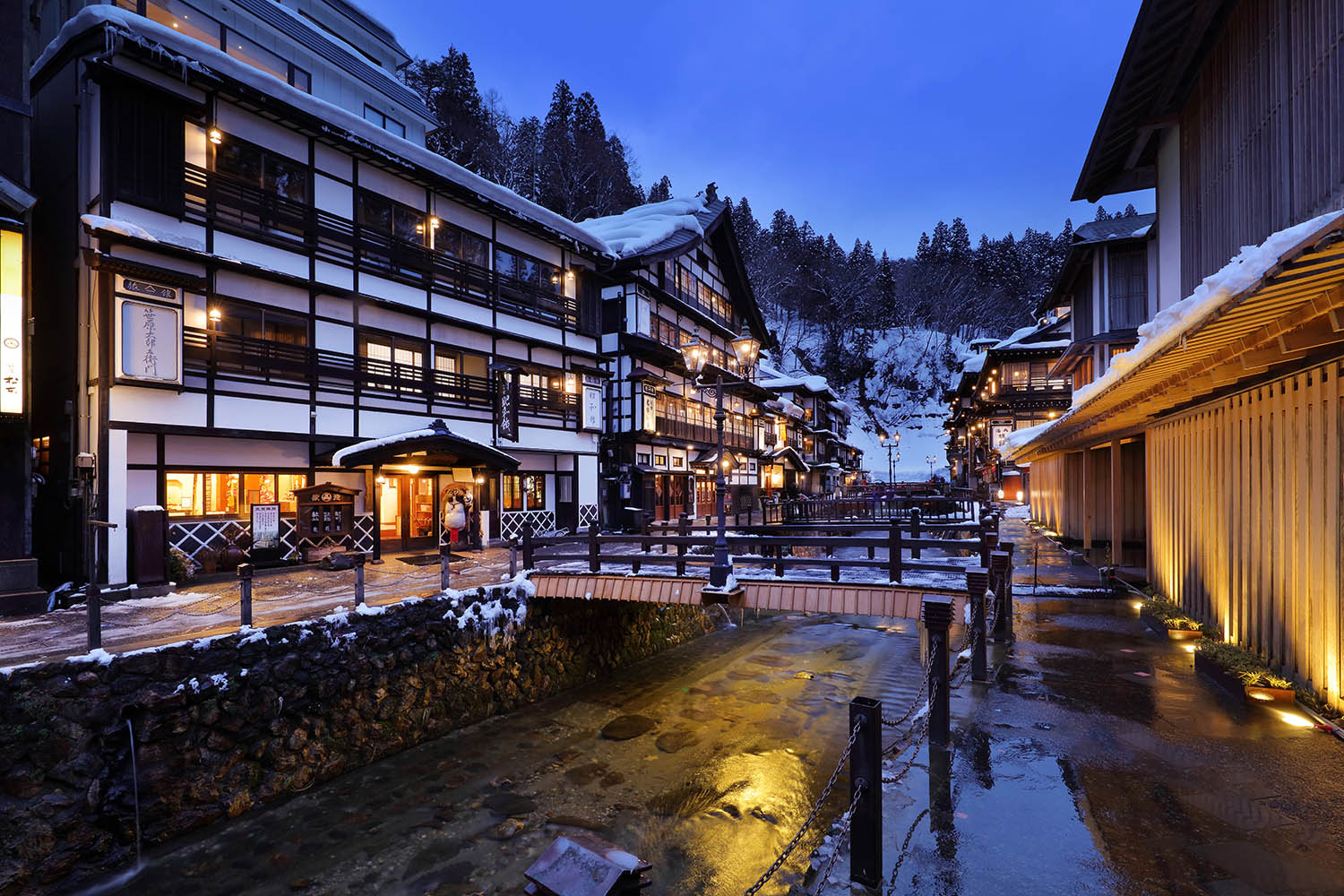 銀山温泉の街並み、夜