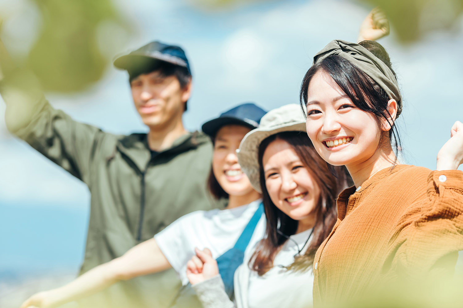 友人グループで笑い合う様子