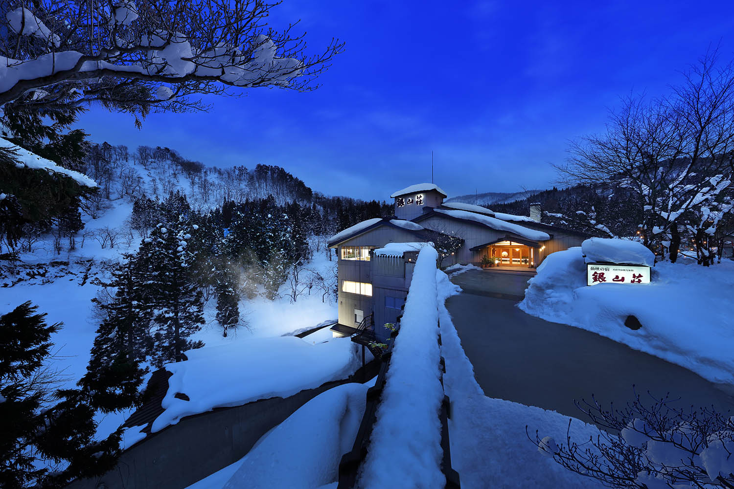 銀山荘、雪の外観、夜